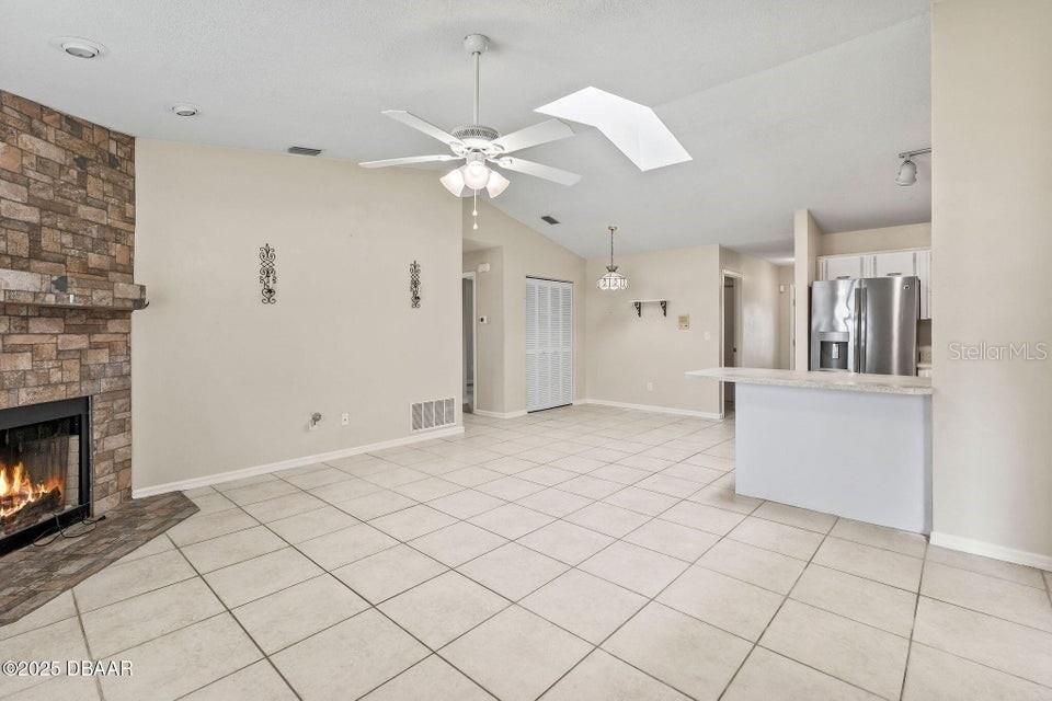 合同活跃: $364,000 (3 贝兹, 2 浴室, 1824 平方英尺)