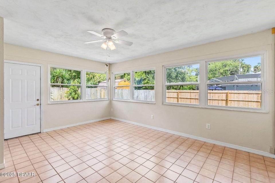 合同活跃: $364,000 (3 贝兹, 2 浴室, 1824 平方英尺)