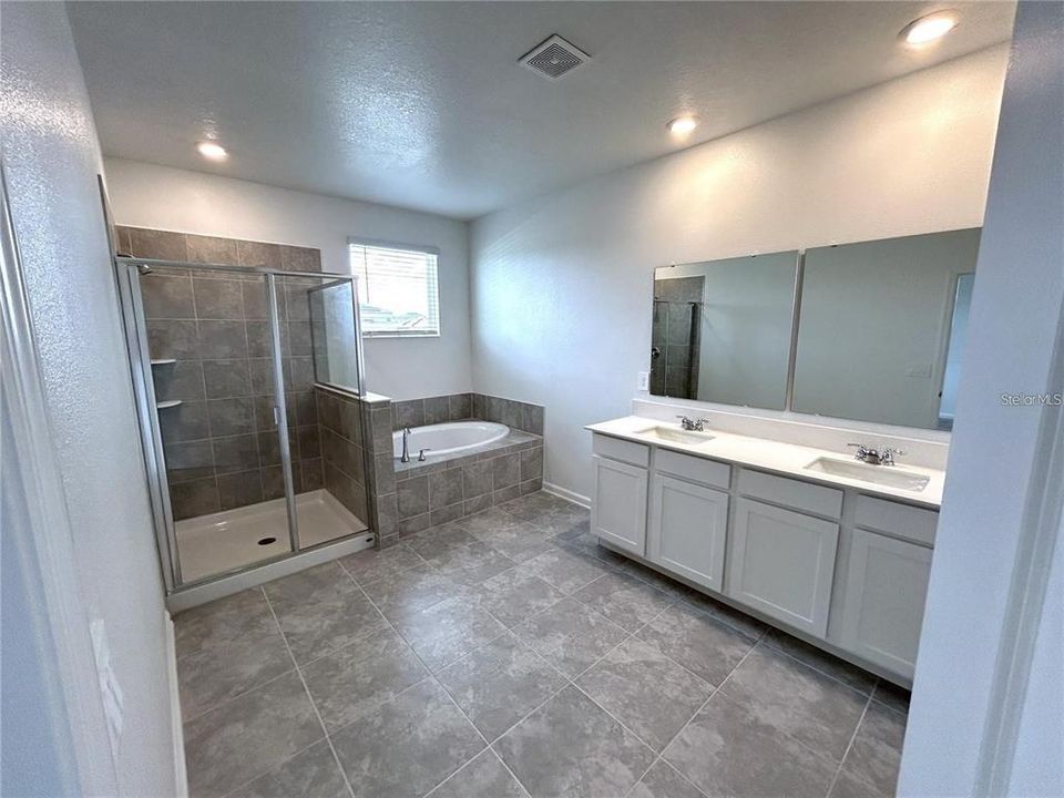 合同活跃: $2,250 (3 贝兹, 2 浴室, 1864 平方英尺)