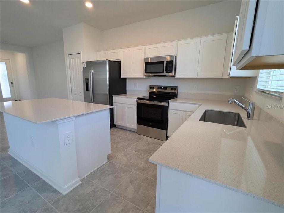 合同活跃: $2,250 (3 贝兹, 2 浴室, 1864 平方英尺)