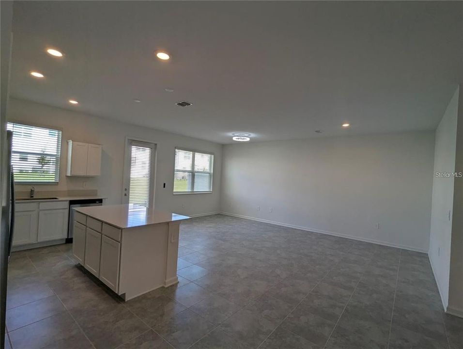 合同活跃: $2,250 (3 贝兹, 2 浴室, 1864 平方英尺)