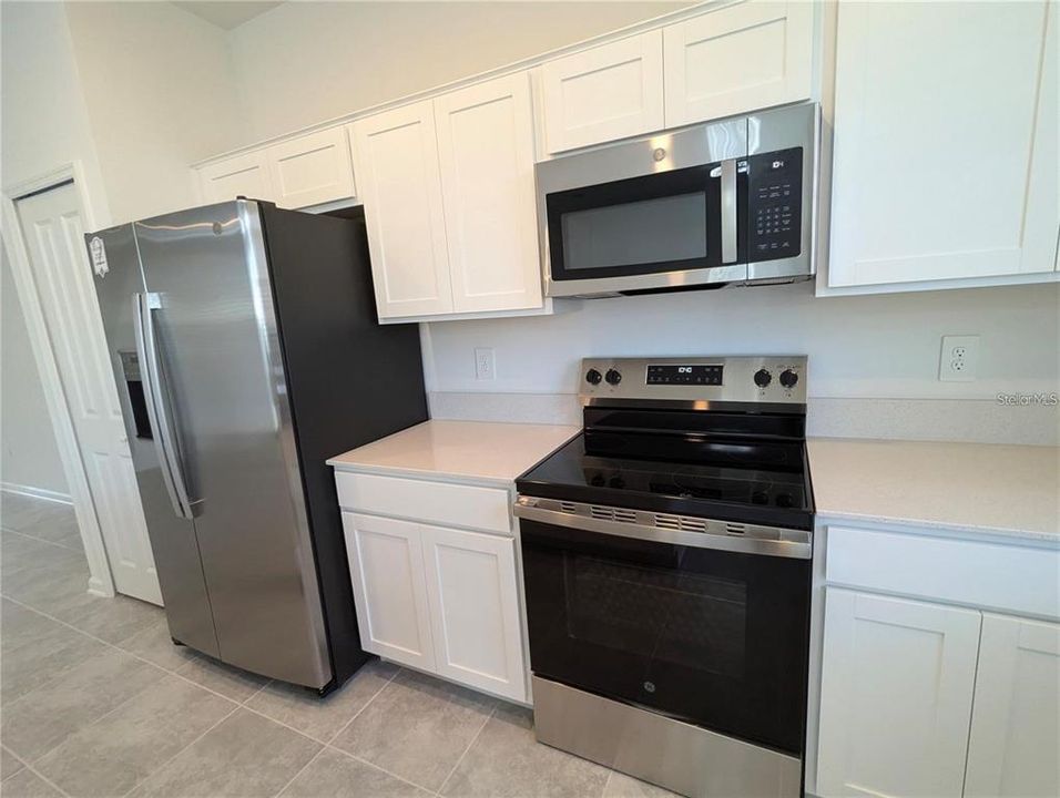 合同活跃: $2,250 (3 贝兹, 2 浴室, 1864 平方英尺)