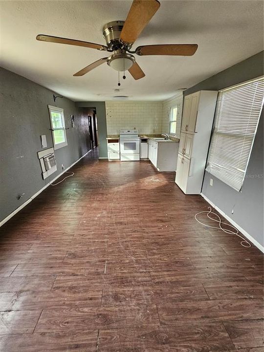 For Sale: $85,000 (2 beds, 1 baths, 720 Square Feet)