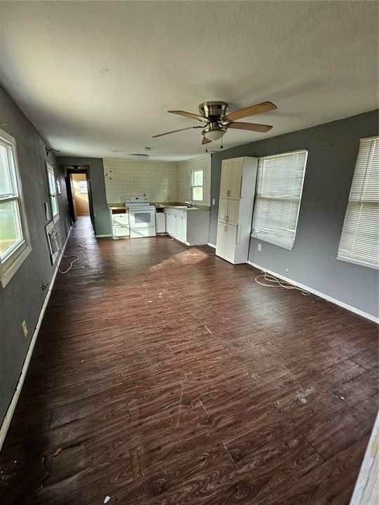 For Sale: $85,000 (2 beds, 1 baths, 720 Square Feet)