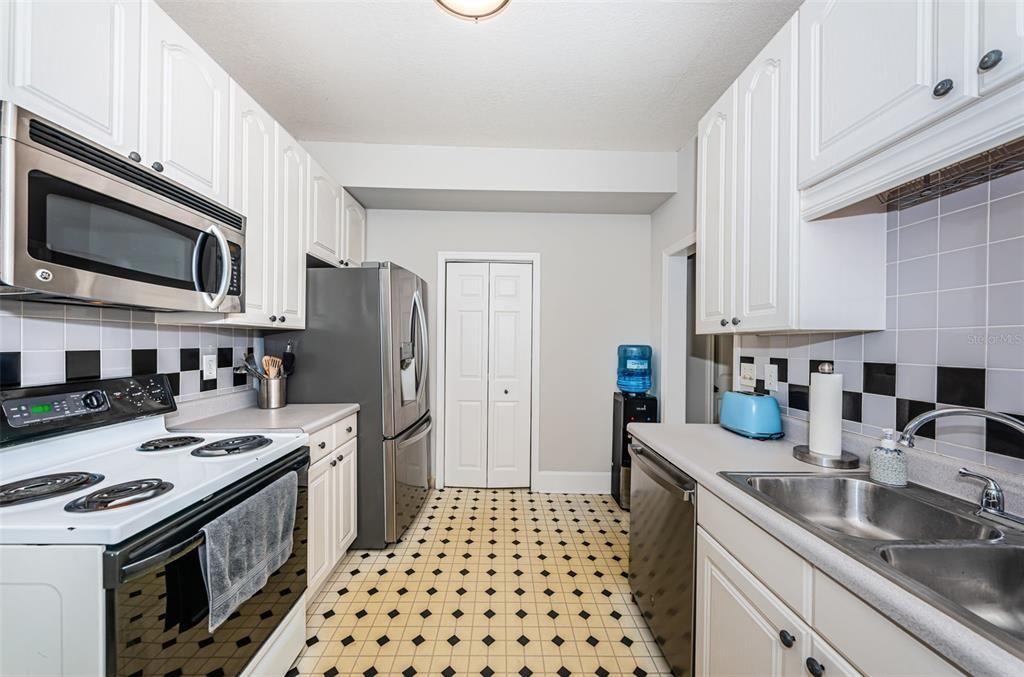 For Sale: $950,000 (5 beds, 3 baths, 2156 Square Feet)