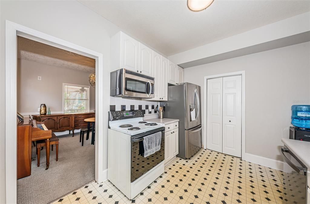 For Sale: $950,000 (5 beds, 3 baths, 2156 Square Feet)