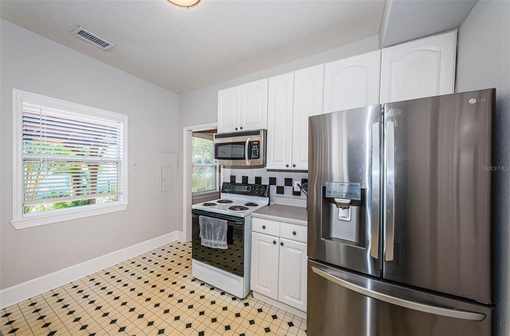 For Sale: $950,000 (5 beds, 3 baths, 2156 Square Feet)