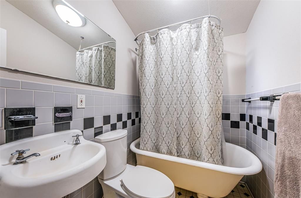 For Sale: $950,000 (5 beds, 3 baths, 2156 Square Feet)