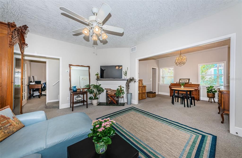 For Sale: $950,000 (5 beds, 3 baths, 2156 Square Feet)