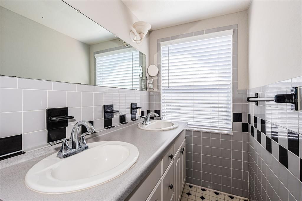 For Sale: $950,000 (5 beds, 3 baths, 2156 Square Feet)