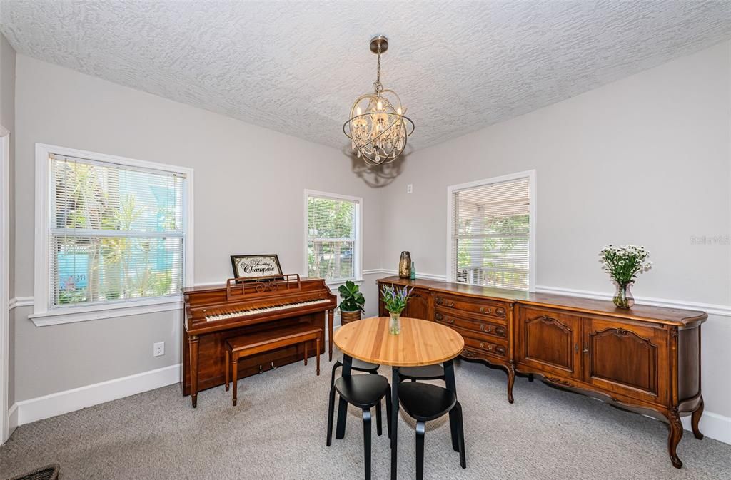 For Sale: $950,000 (5 beds, 3 baths, 2156 Square Feet)