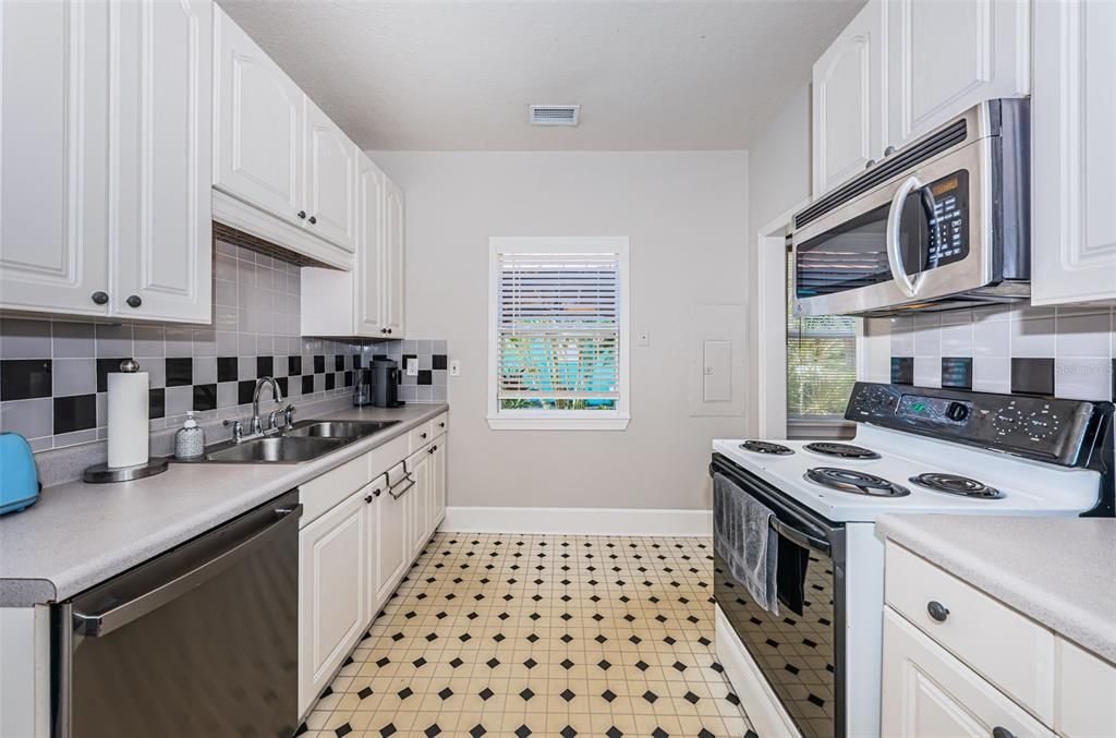 For Sale: $950,000 (5 beds, 3 baths, 2156 Square Feet)