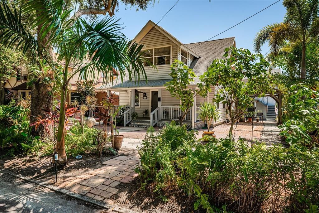 For Sale: $950,000 (5 beds, 3 baths, 2156 Square Feet)