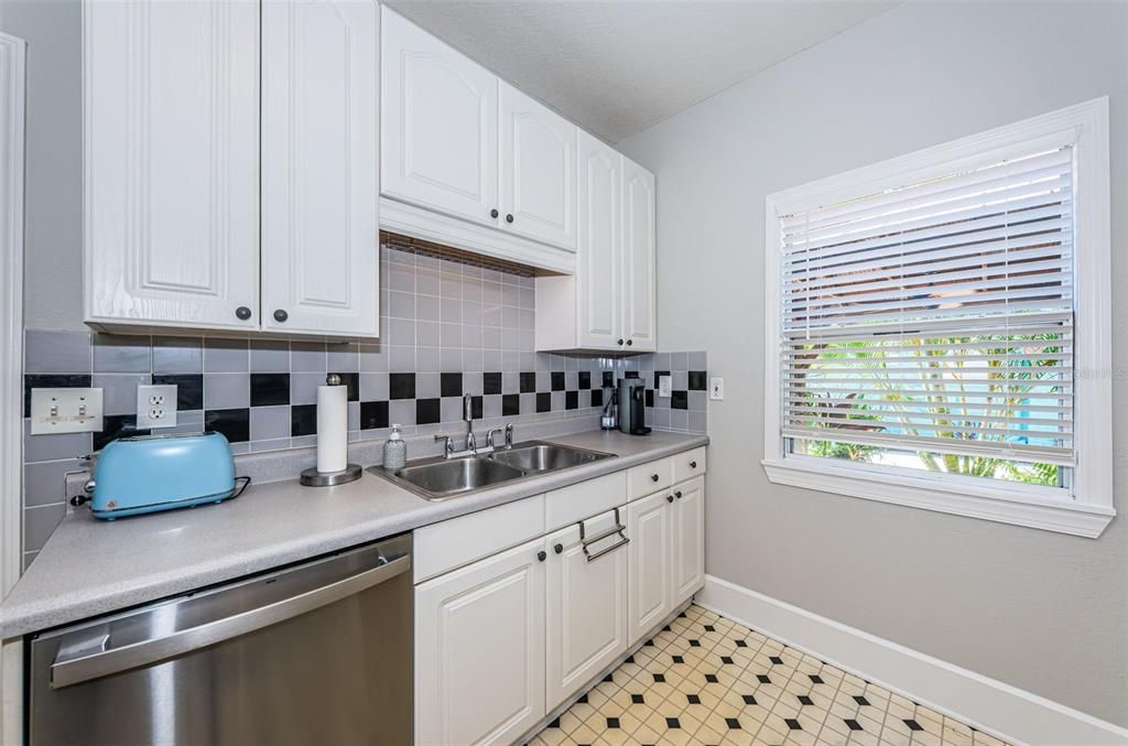 For Sale: $950,000 (5 beds, 3 baths, 2156 Square Feet)