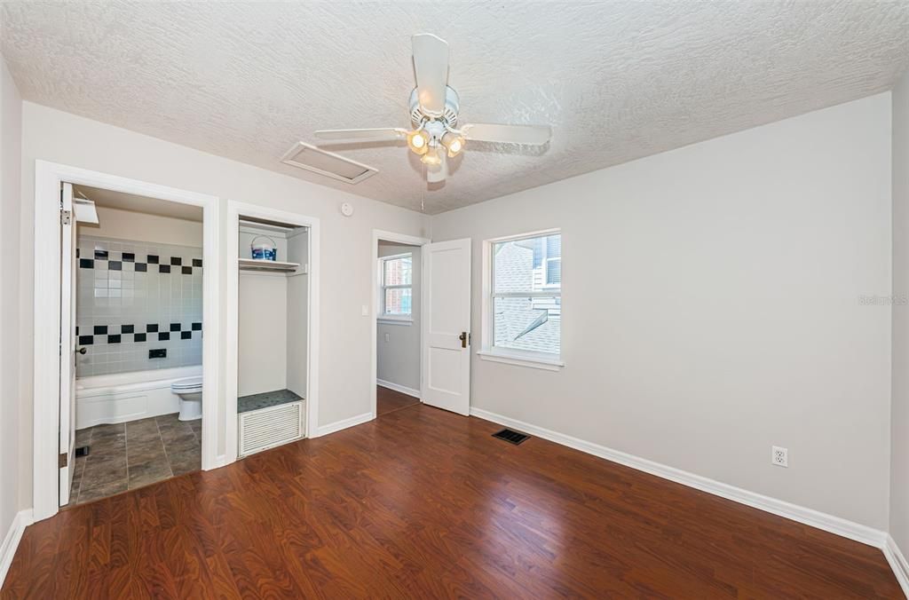 For Sale: $950,000 (5 beds, 3 baths, 2156 Square Feet)