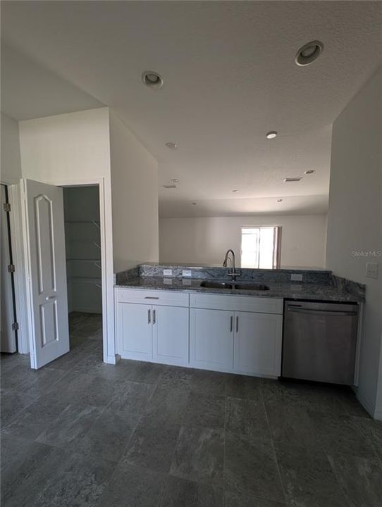 На продажу: $400,000 (4 спален, 2 ванн, 2270 Квадратных фут)