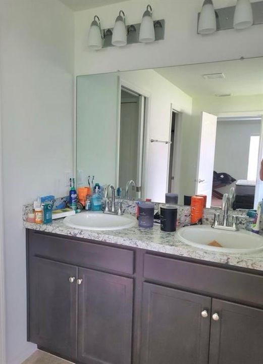 待售: $400,000 (4 贝兹, 2 浴室, 2270 平方英尺)