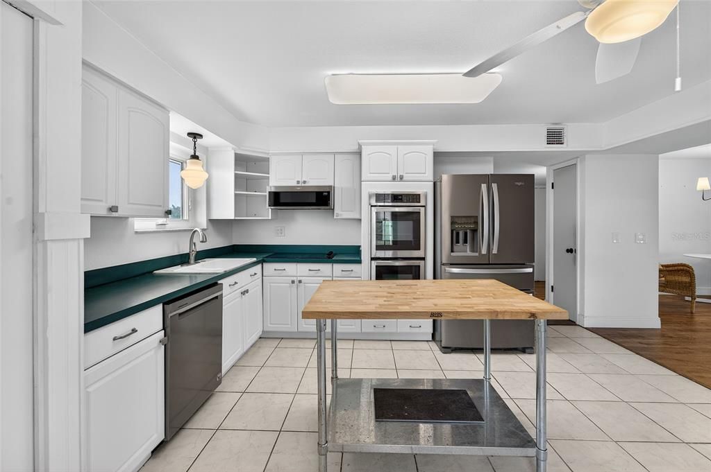 На продажу: $279,000 (2 спален, 2 ванн, 1334 Квадратных фут)