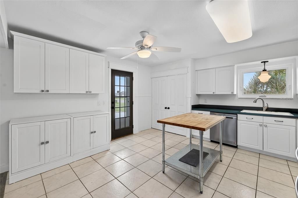 На продажу: $279,000 (2 спален, 2 ванн, 1334 Квадратных фут)