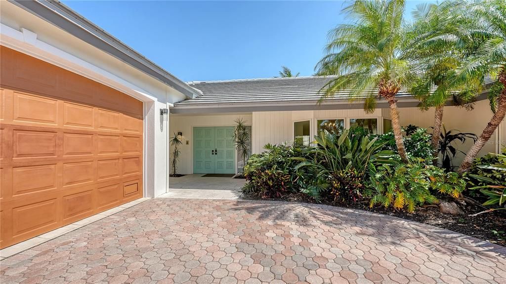 Active With Contract: $3,295,000 (3 beds, 2 baths, 2428 Square Feet)