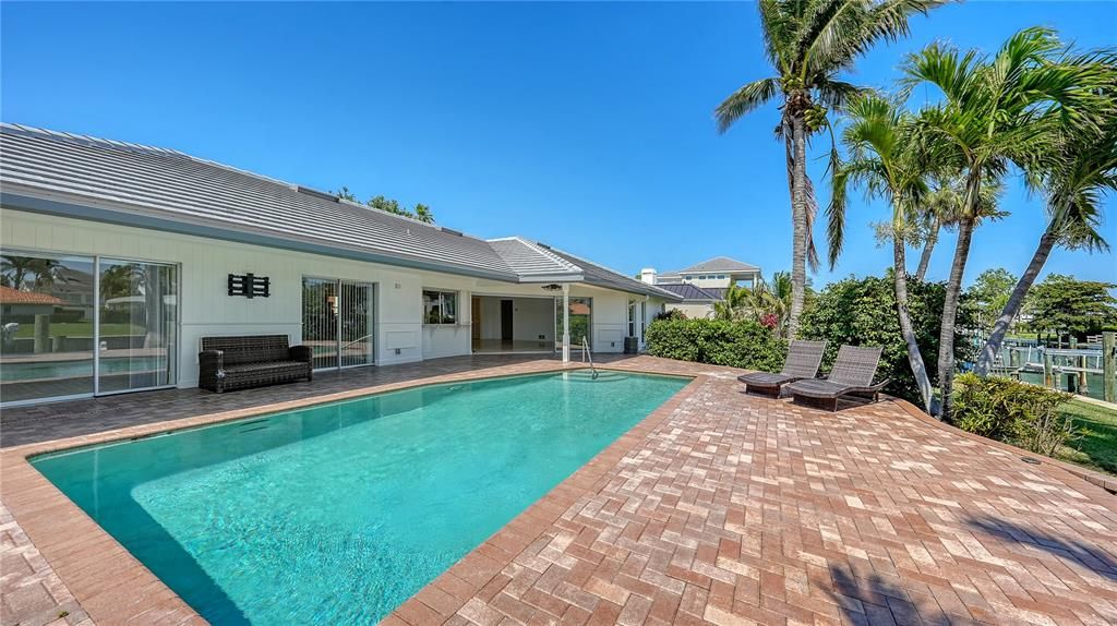 Active With Contract: $3,295,000 (3 beds, 2 baths, 2428 Square Feet)