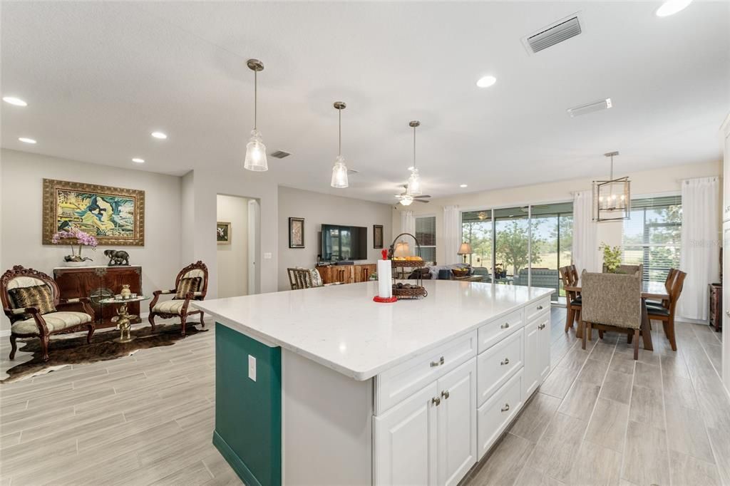 合同活跃: $4,800 (2 贝兹, 2 浴室, 2057 平方英尺)