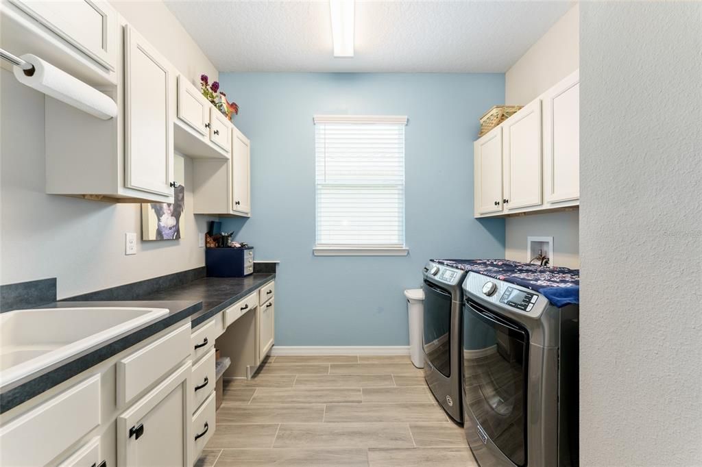 合同活跃: $4,800 (2 贝兹, 2 浴室, 2057 平方英尺)