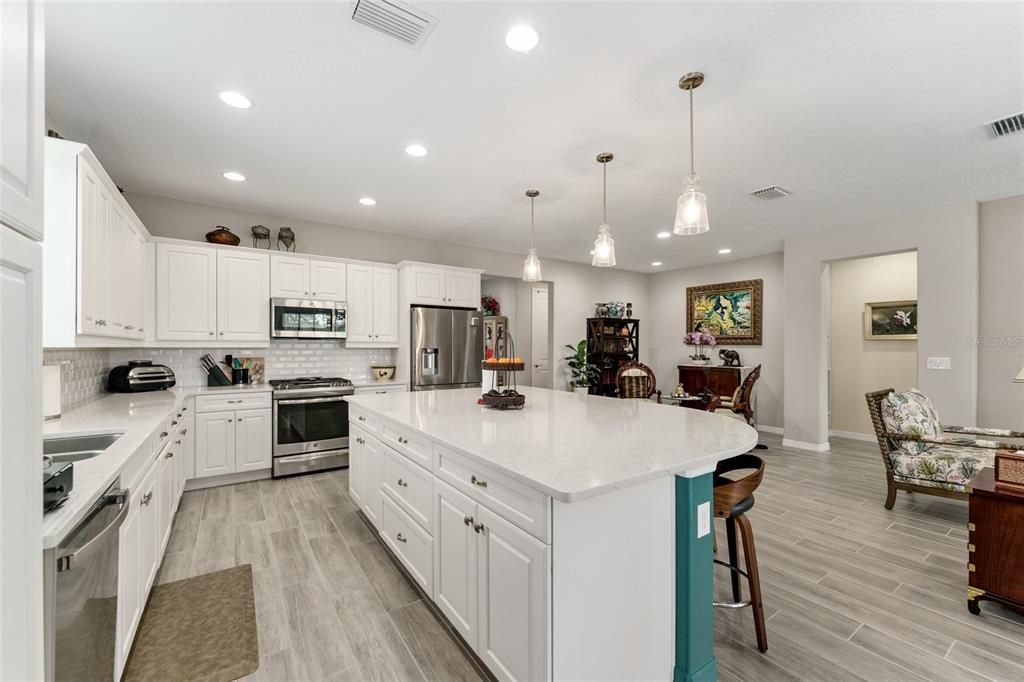 合同活跃: $4,800 (2 贝兹, 2 浴室, 2057 平方英尺)