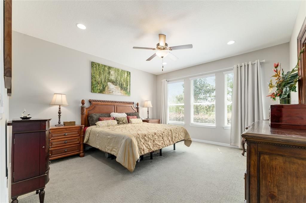 合同活跃: $4,800 (2 贝兹, 2 浴室, 2057 平方英尺)