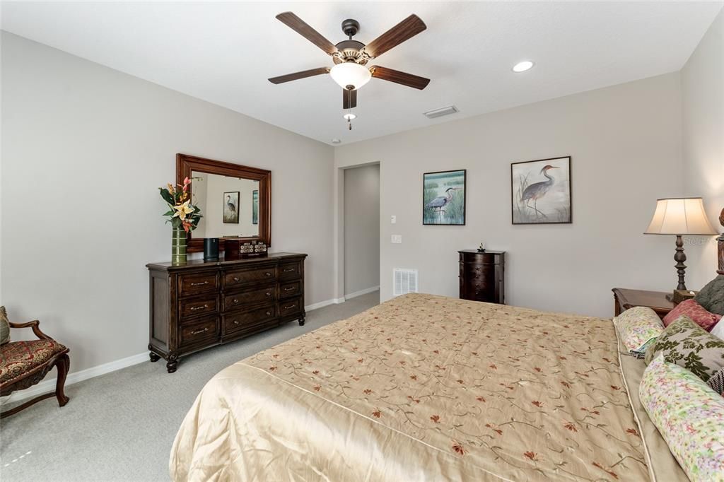 合同活跃: $4,800 (2 贝兹, 2 浴室, 2057 平方英尺)