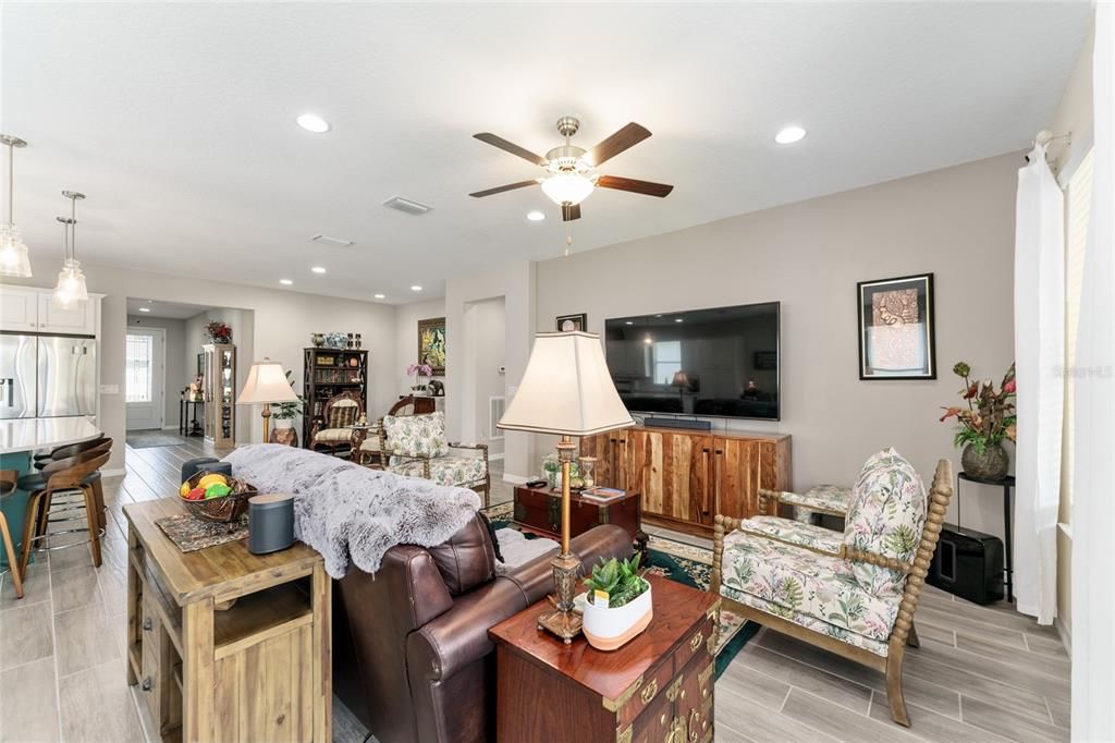 合同活跃: $4,800 (2 贝兹, 2 浴室, 2057 平方英尺)