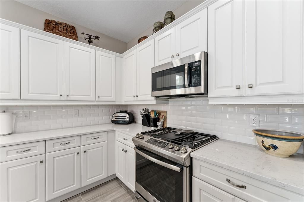 合同活跃: $4,800 (2 贝兹, 2 浴室, 2057 平方英尺)