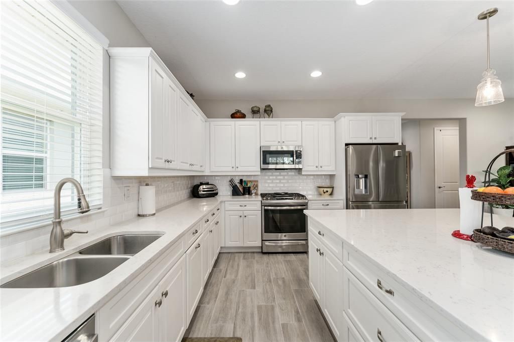 合同活跃: $4,800 (2 贝兹, 2 浴室, 2057 平方英尺)