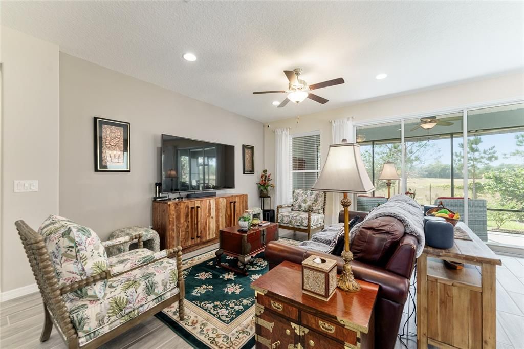 合同活跃: $4,800 (2 贝兹, 2 浴室, 2057 平方英尺)