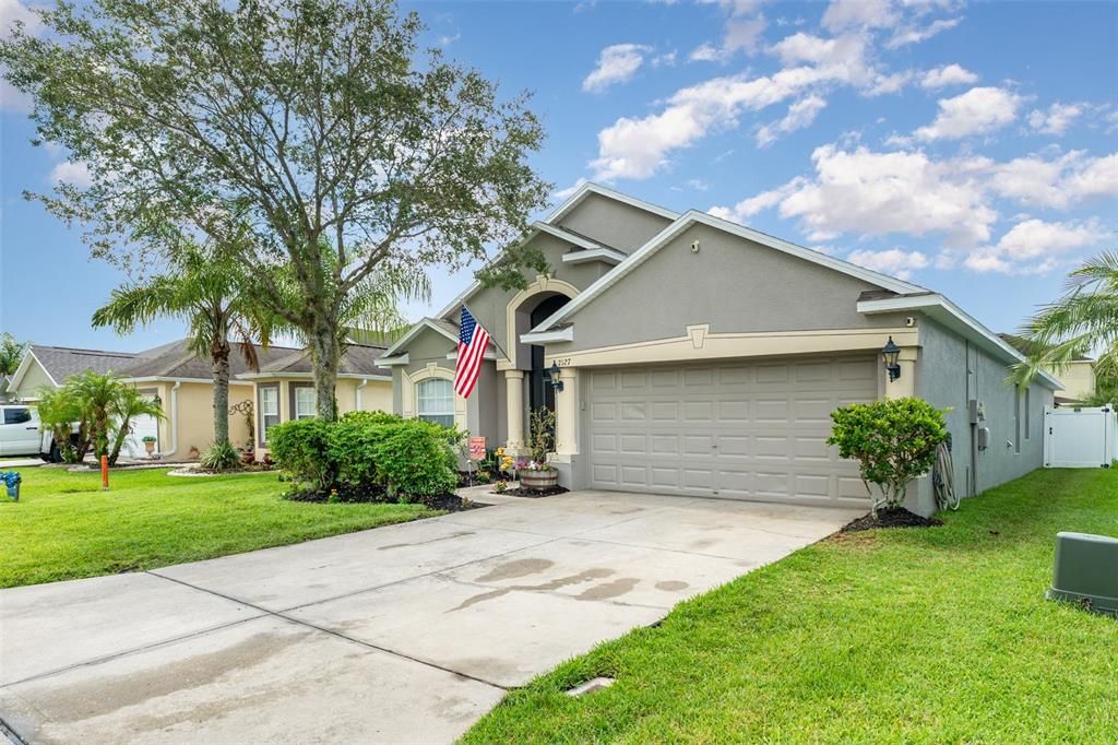 Activo con contrato: $310,001 (4 camas, 3 baños, 1946 Pies cuadrados)