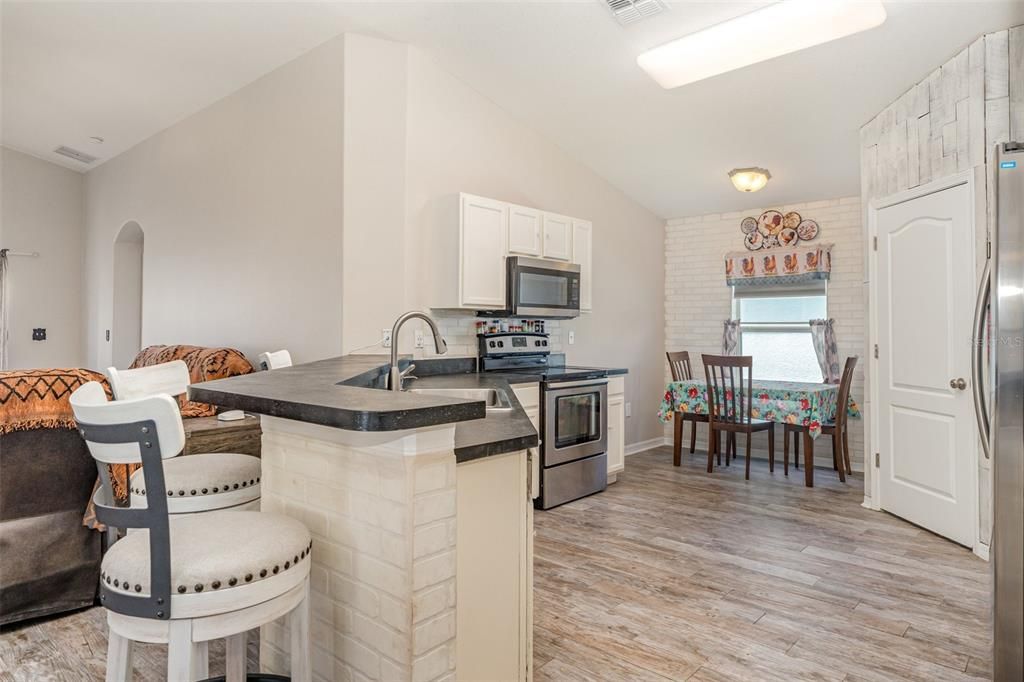 Activo con contrato: $310,001 (4 camas, 3 baños, 1946 Pies cuadrados)