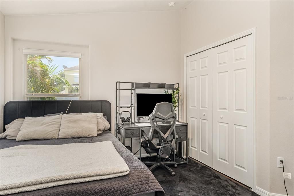 Activo con contrato: $310,001 (4 camas, 3 baños, 1946 Pies cuadrados)