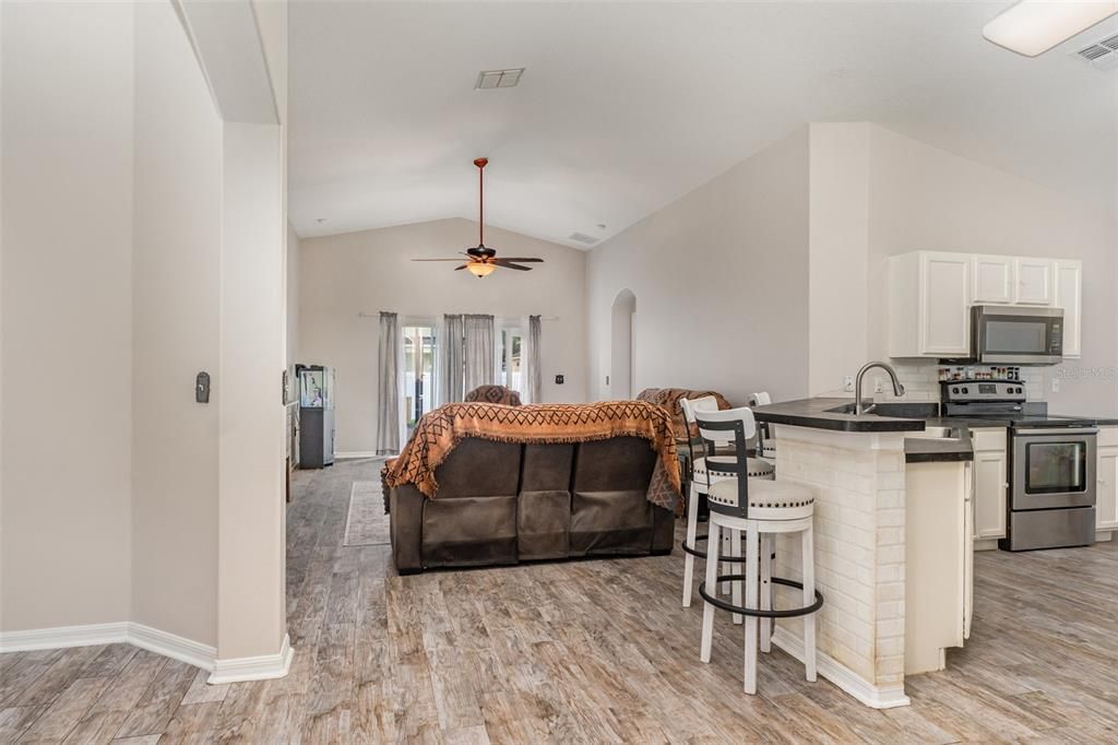 Activo con contrato: $310,001 (4 camas, 3 baños, 1946 Pies cuadrados)