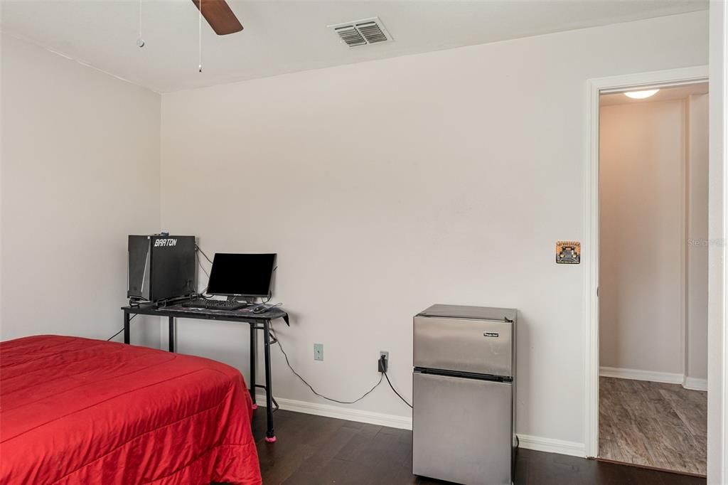 Activo con contrato: $310,001 (4 camas, 3 baños, 1946 Pies cuadrados)