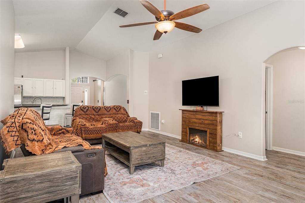 Activo con contrato: $310,001 (4 camas, 3 baños, 1946 Pies cuadrados)