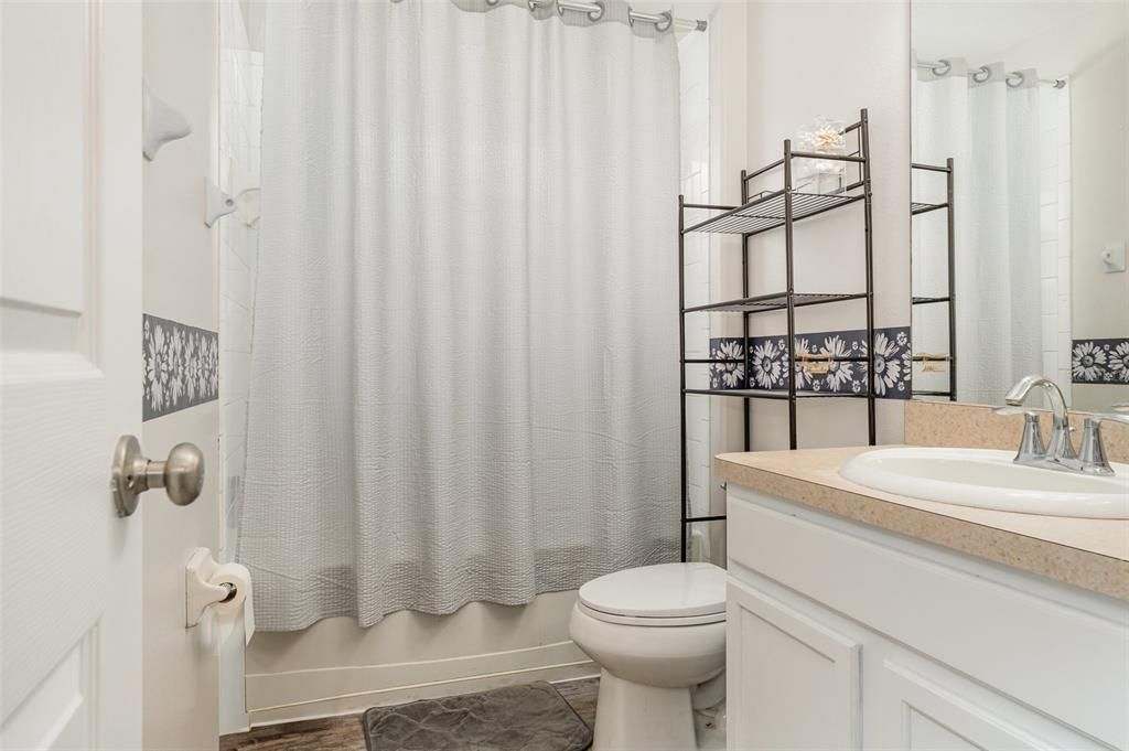 Activo con contrato: $310,001 (4 camas, 3 baños, 1946 Pies cuadrados)