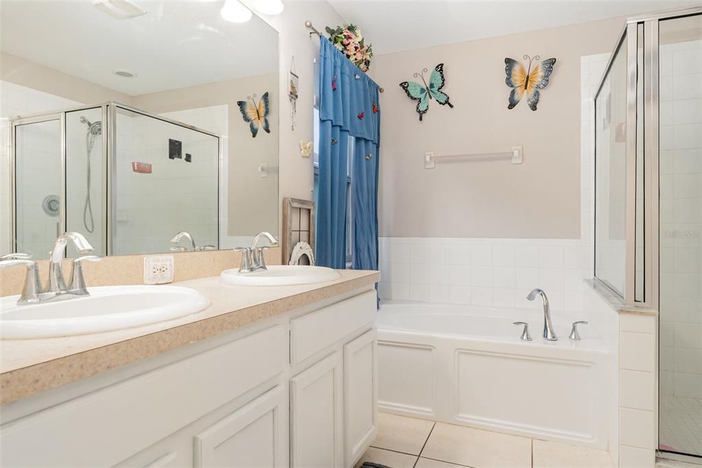 Activo con contrato: $310,001 (4 camas, 3 baños, 1946 Pies cuadrados)