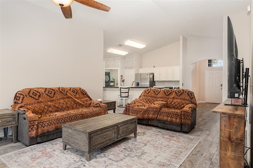 Activo con contrato: $310,001 (4 camas, 3 baños, 1946 Pies cuadrados)