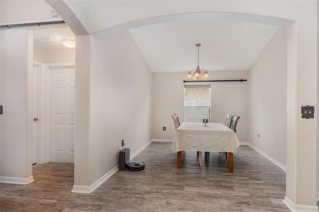 Activo con contrato: $310,001 (4 camas, 3 baños, 1946 Pies cuadrados)