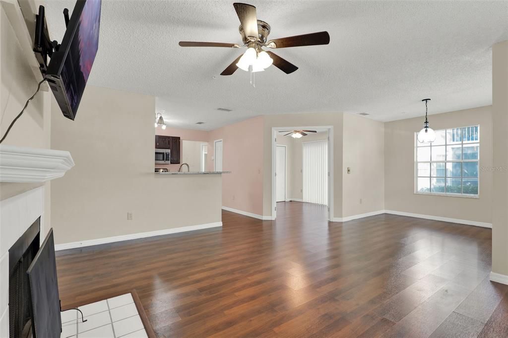 For Sale: $215,000 (2 beds, 2 baths, 1151 Square Feet)