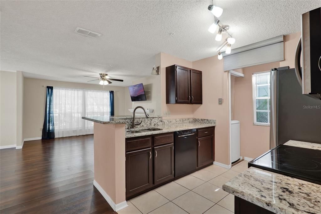 For Sale: $215,000 (2 beds, 2 baths, 1151 Square Feet)