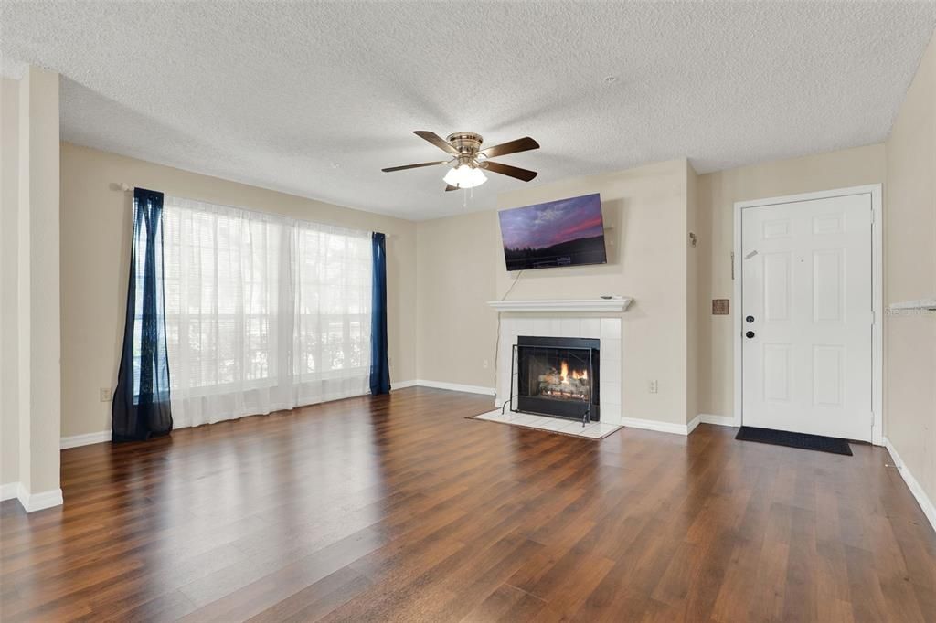 For Sale: $215,000 (2 beds, 2 baths, 1151 Square Feet)