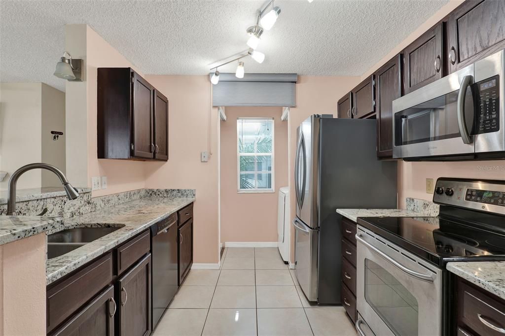 For Sale: $215,000 (2 beds, 2 baths, 1151 Square Feet)