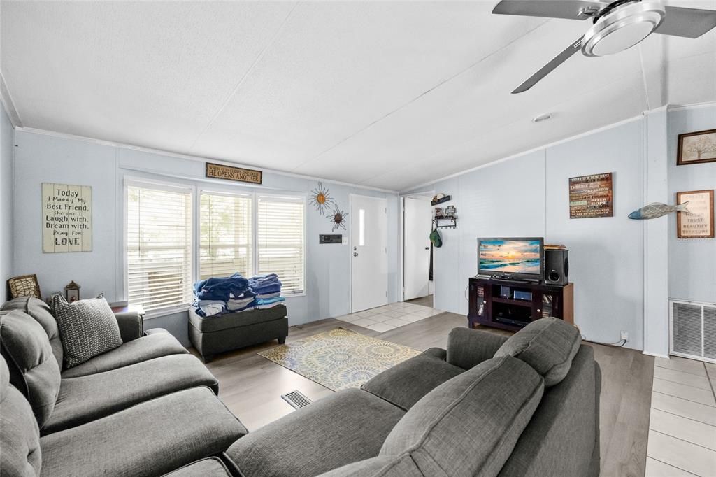 For Sale: $210,000 (3 beds, 2 baths, 960 Square Feet)