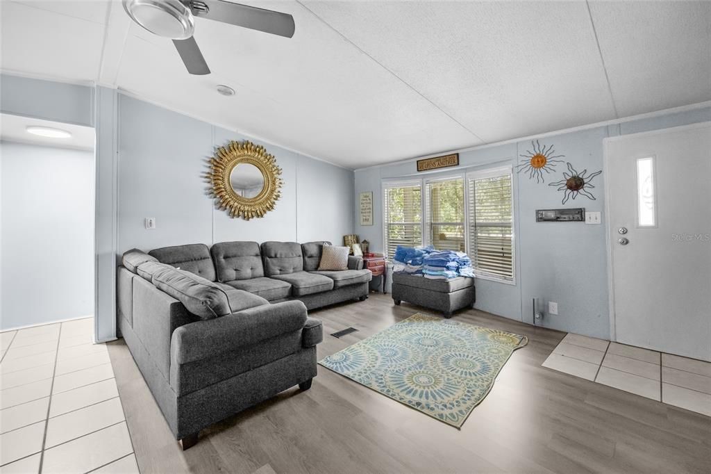 For Sale: $210,000 (3 beds, 2 baths, 960 Square Feet)